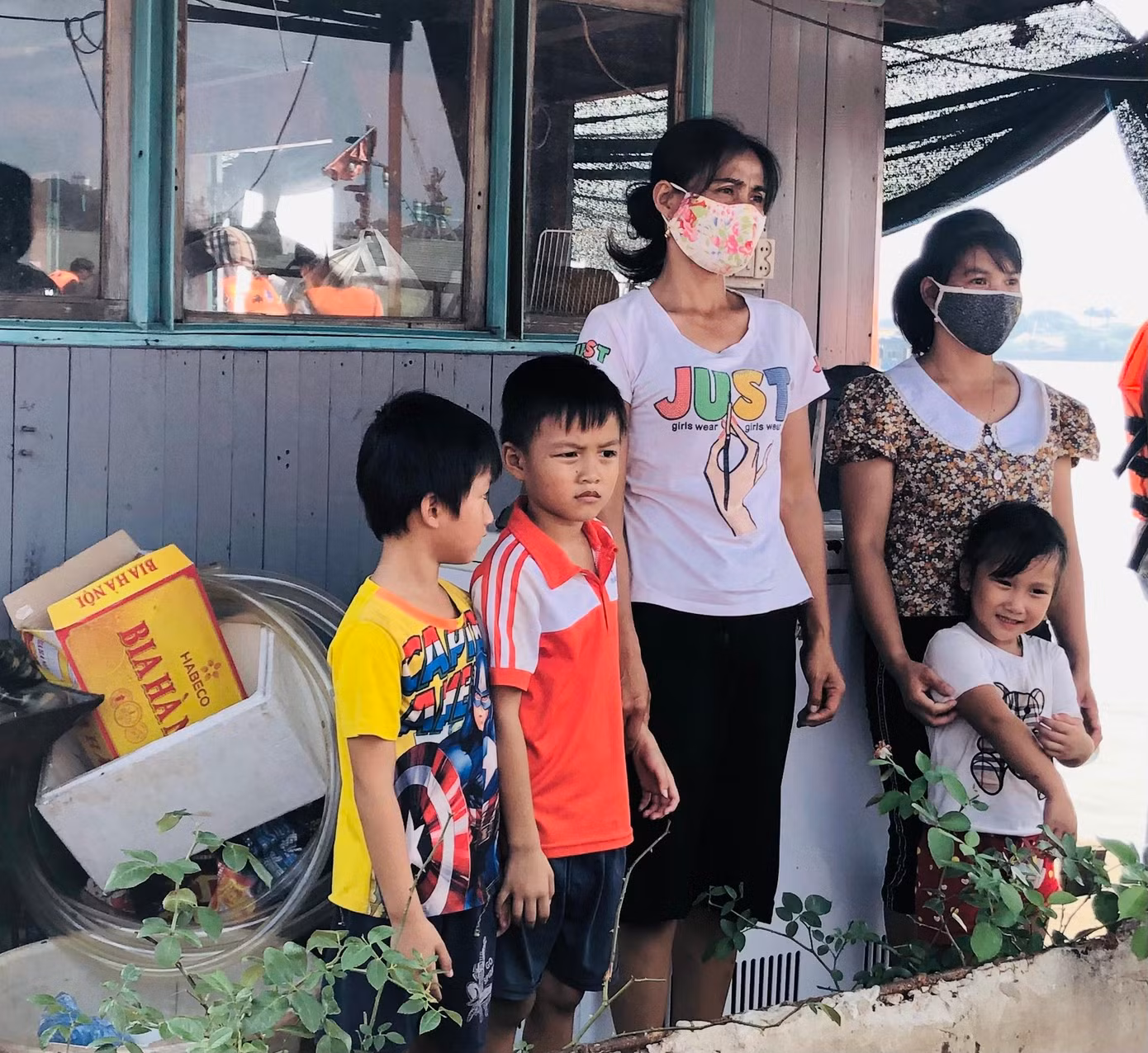 Phụ huynh, các em thiếu nhi làng chài sông Hồng mong ngóng được nhận quà từ chương trình
