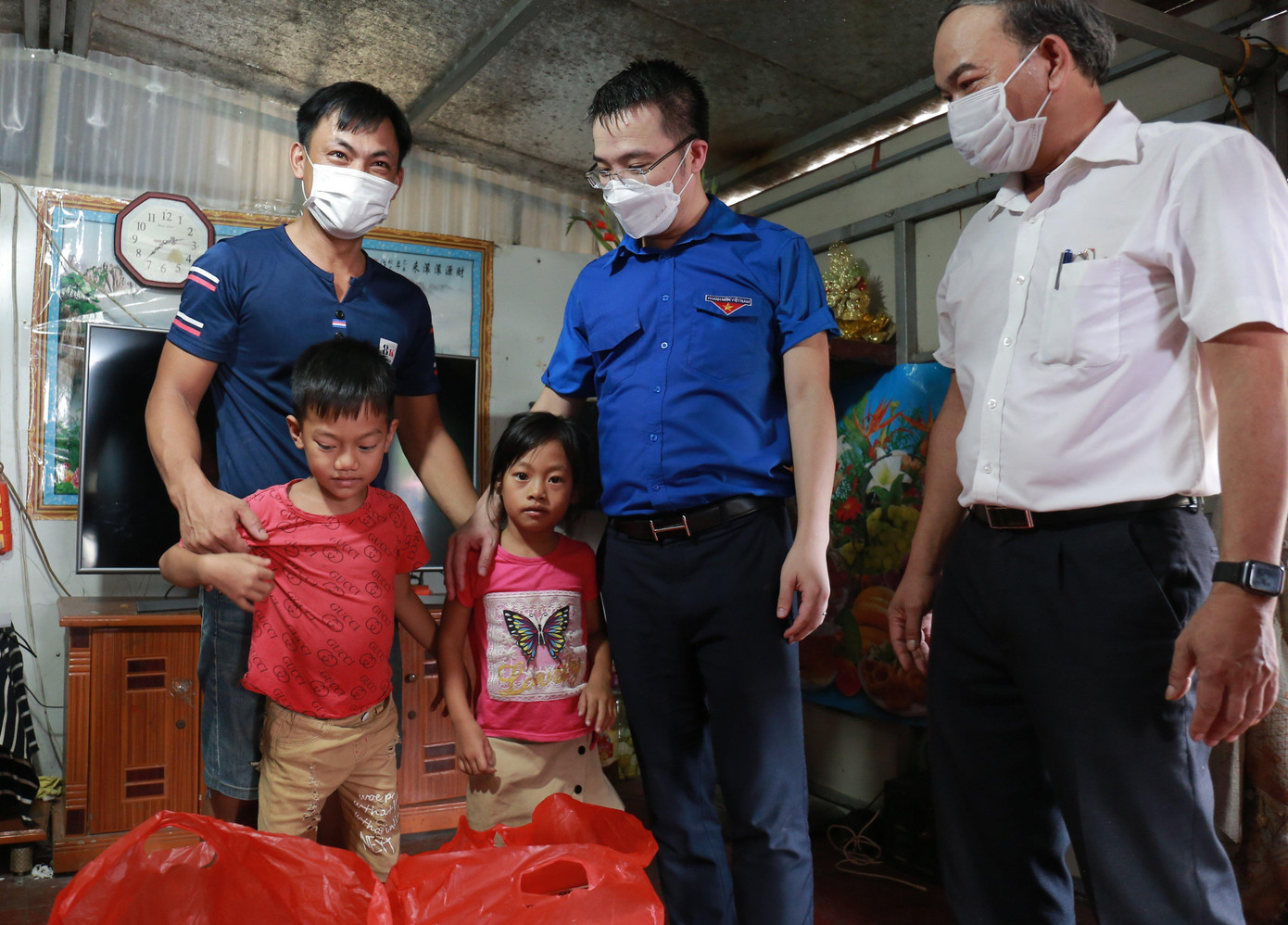 Bí thư T.Ư Đoàn Nguyễn Tường Lâm (thứ 2, từ phải sang) thăm, tặng quà cho trẻ em làng chài sông Hồng
