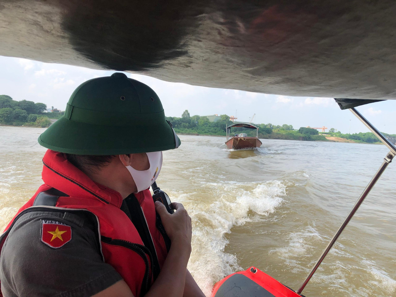 Những chiếc xuồng hơi rẽ sóng chở quà đến cho các em thiếu nhi làng chài sông Hồng