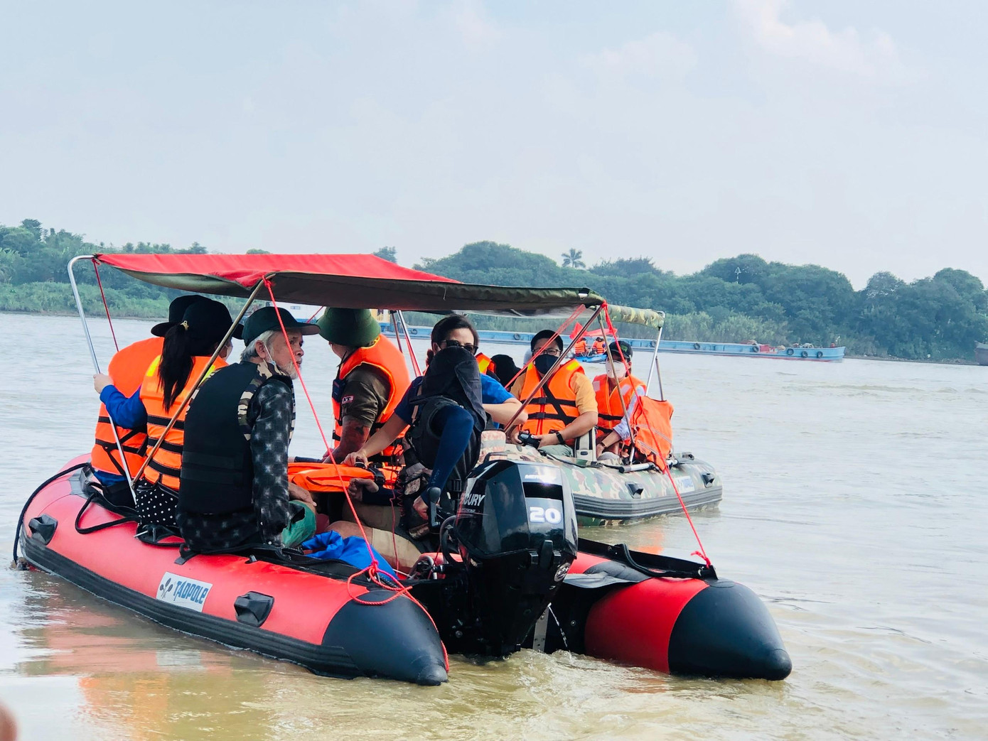 25 bộ máy tính, máy tính bảng kèm gói thiết bị, các phần quà được Đội xuồng hơi phản ứng nhanh PVC chở đến làng chài sông Hồng