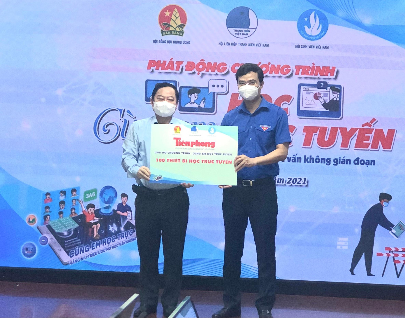 Nhà báo Lê Xuân Sơn, Tổng Biên tập Báo Tiền Phong trao tặng chương trình 100 thiết bị học trực tuyến, trị giá 300 triệu đồng của Báo Tiền Phong. Nhà báo Lê Xuân Sơn, Tổng Biên tập Báo Tiền Phong trao tặng chương trình 100 thiết bị học trực tuyến, trị giá 300 triệu đồng của Báo Tiền Phong.