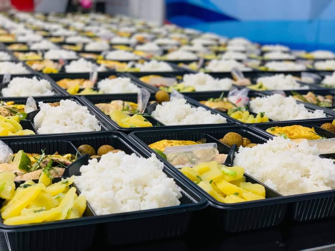 Những suất ăn đầy đủ dưỡng chất được bạn trẻ chuẩn bị gửi đến người dân