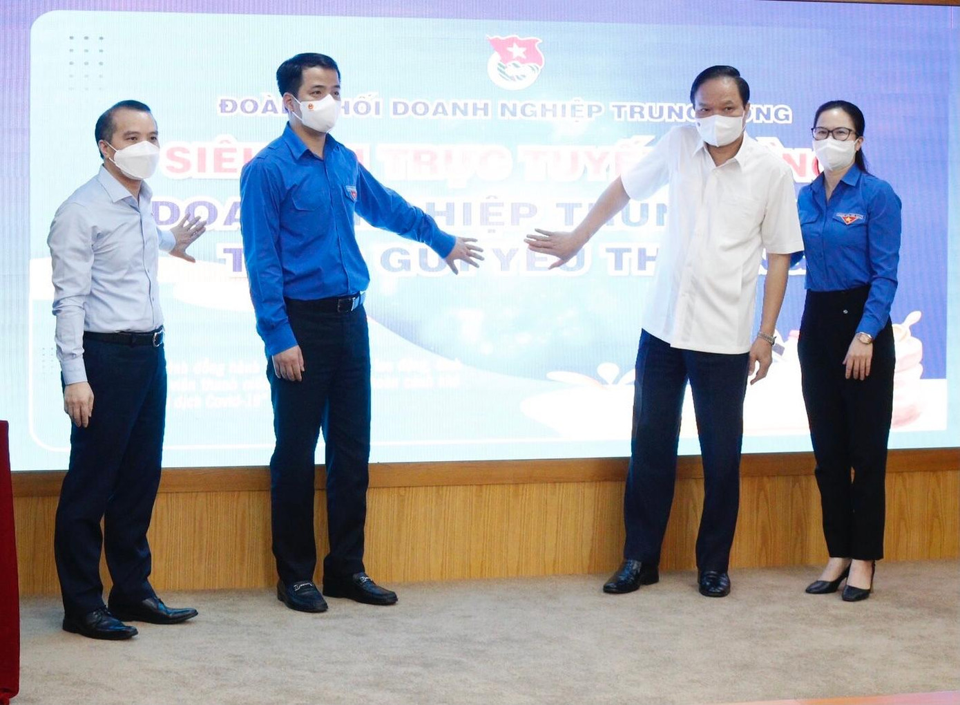 Các đại biểu nhấn nút khai trương "siêu thị trực tuyến 0 đồng" Các đại biểu nhấn nút khai trương "siêu thị trực tuyến 0 đồng"