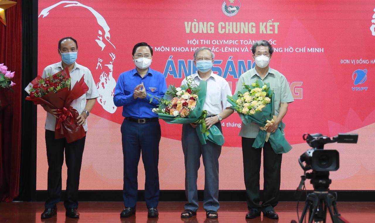 Anh Nguyễn Anh Tuấn, Ủy viên T.Ư Đảng, Bí thư thứ nhất T.Ư Đoàn tặng hoa cho Ban Giám khảo Hội thi. Ảnh: Bảo Anh Anh Nguyễn Anh Tuấn, Ủy viên T.Ư Đảng, Bí thư thứ nhất T.Ư Đoàn tặng hoa cho Ban Giám khảo Hội thi. Ảnh: Bảo Anh