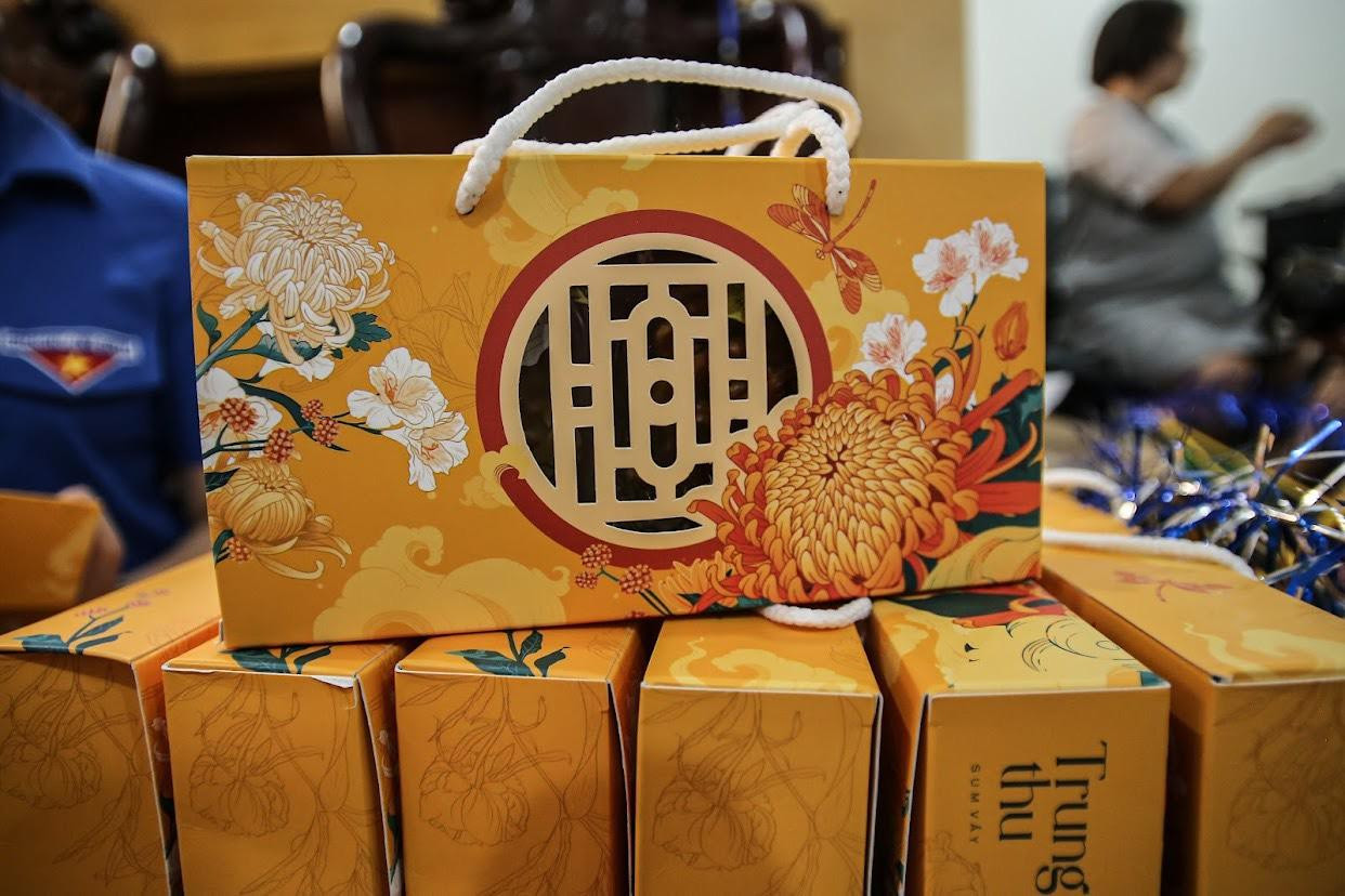 Những chiếc bánh sau khi hoàn thành được đóng gói vào hộp đẹp mắt