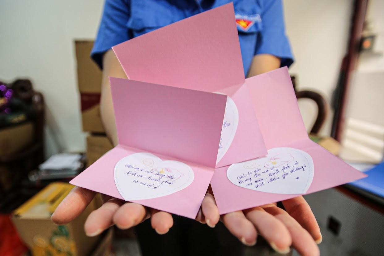 Những tấm thiệp, kèm lời chúc siêu dễ thương được anh chị cán bộ Đoàn viết gửi đến các em nhỏ