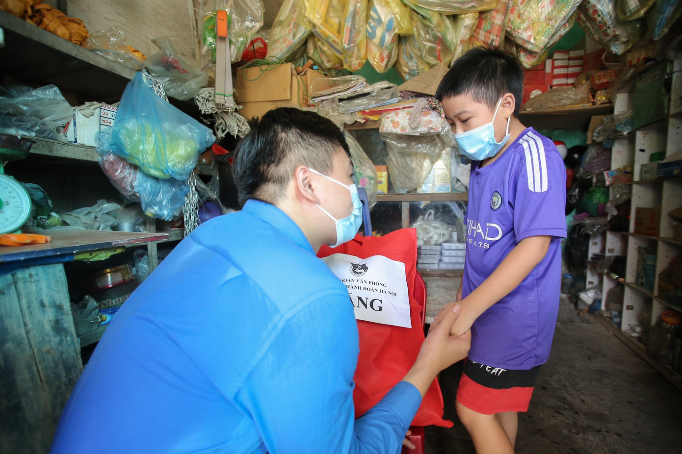 Cán bộ Đoàn trao các món quà ý nghĩa đến các em nhỏ xã Hoàng Diệu, huyện Chương Mỹ, Hà Nội