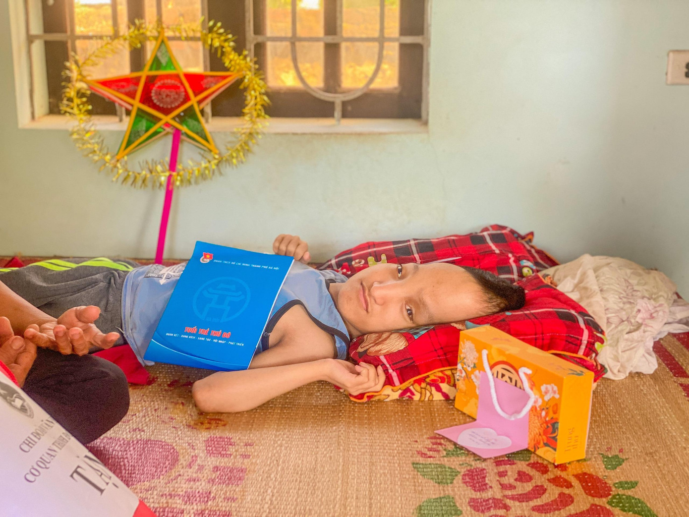 Những chiếc bánh trung thu, cùng quà mang tặng cho các em nhỏ khuyết tật, kém may mắn