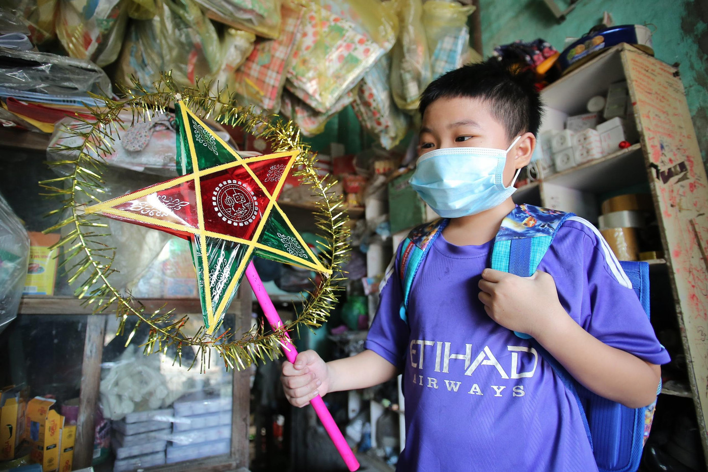 Niềm vui các em nhỏ khi được nhận quà Trung thu trong thời điểm dịch bệnh diễn biến phức tạp