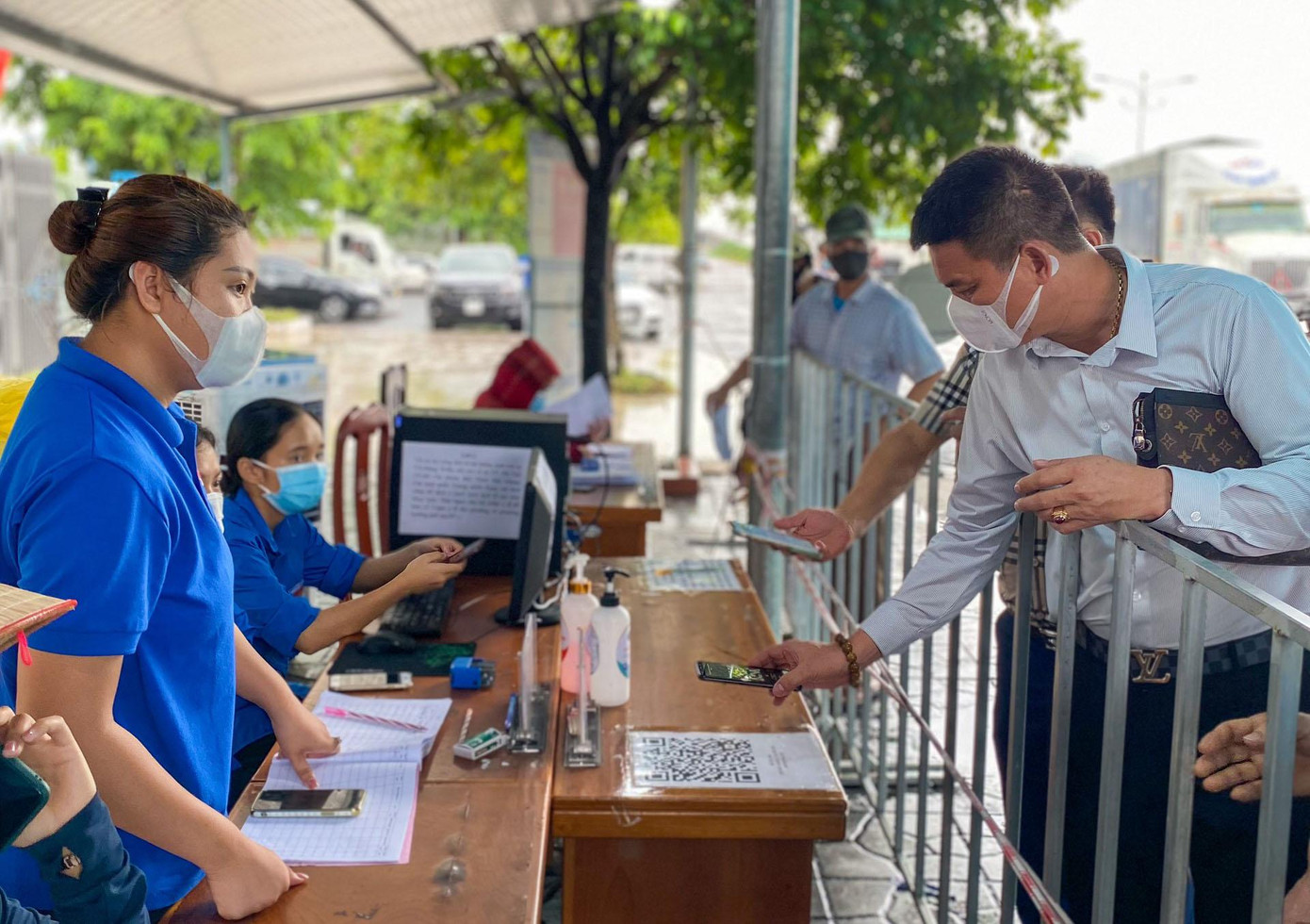 Thanh niên tình nguyện tham gia hỗ trợ phòng chống dịch bệnh tại các chốt trực.