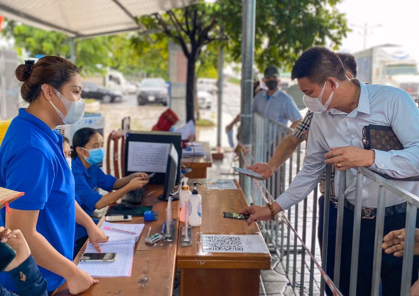 Thanh niên tình nguyện tham gia hỗ trợ phòng chống dịch bệnh tại các chốt trực.