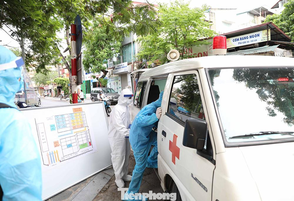 Di chuyển thí sinh về Trung tâm y tế quận bằng xe cấp cứu chuyên dụng. Di chuyển thí sinh về Trung tâm y tế quận bằng xe cấp cứu chuyên dụng.