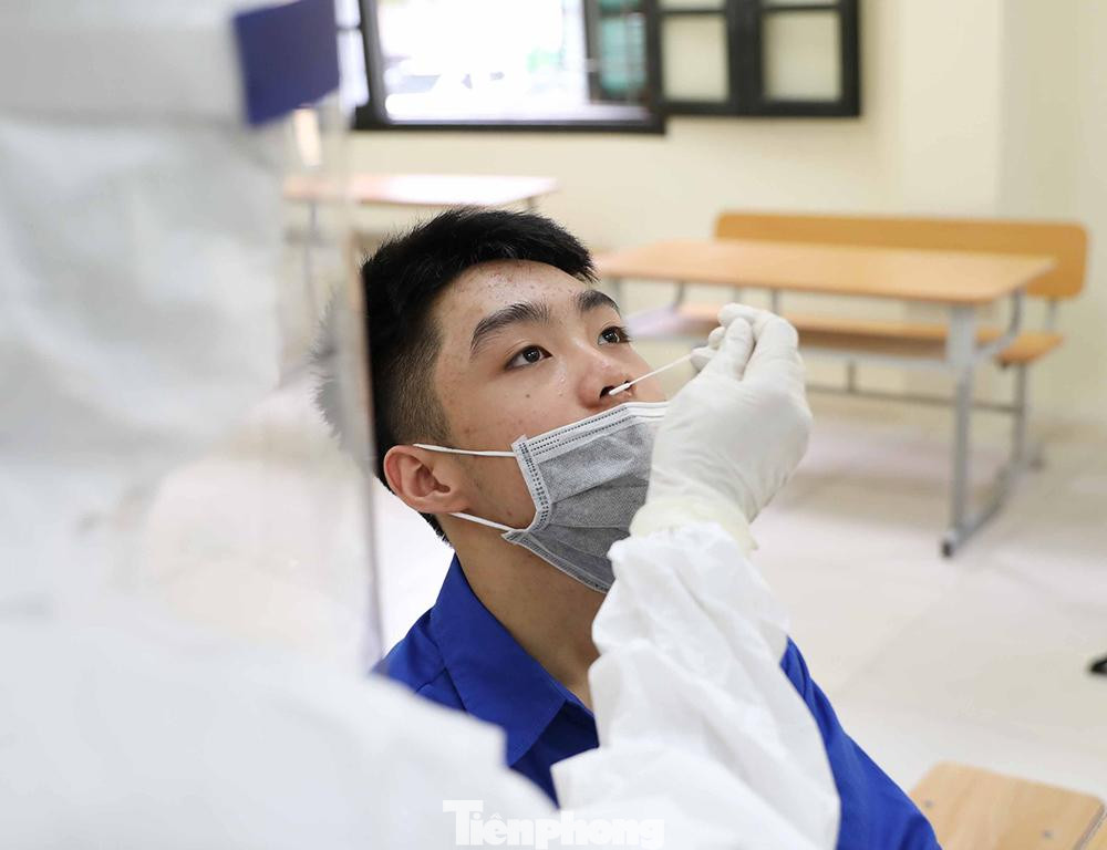 Với các dấu hiệu nghi nhiễm COVID-19, nhân viên y tế sẽ lấy mẫu dịch hầu họng để xét nghiệm RT-PCR Với các dấu hiệu nghi nhiễm COVID-19, nhân viên y tế sẽ lấy mẫu dịch hầu họng để xét nghiệm RT-PCR