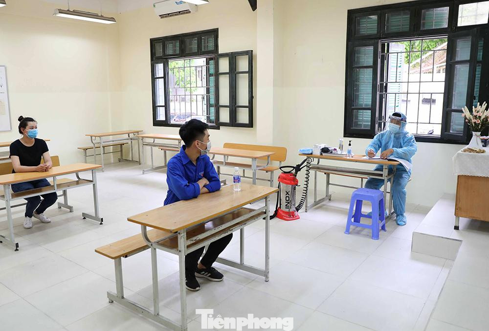 Tình huống giả định thứ hai: Một thí sinh có biểu hiện đau đầu, tức ngực, ho nhiều trong quá trình làm bài thi. Cán bộ coi thi sẽ tiến hành kiểm tra thân nhiệt và báo cáo với hội đồng thi. Tình huống giả định thứ hai: Một thí sinh có biểu hiện đau đầu, tức ngực, ho nhiều trong quá trình làm bài thi. Cán bộ coi thi sẽ tiến hành kiểm tra thân nhiệt và báo cáo với hội đồng thi.