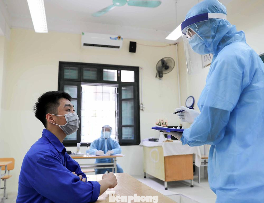 Phòng y tế phục vụ kỳ thi được thành lập ngay tại phòng y tế cũ của trường, nhân viên y tế mặc bảo hộ phòng dịch túc trực trong suốt thời gian diễn ra kỳ thi. Phòng y tế phục vụ kỳ thi được thành lập ngay tại phòng y tế cũ của trường, nhân viên y tế mặc bảo hộ phòng dịch túc trực trong suốt thời gian diễn ra kỳ thi.