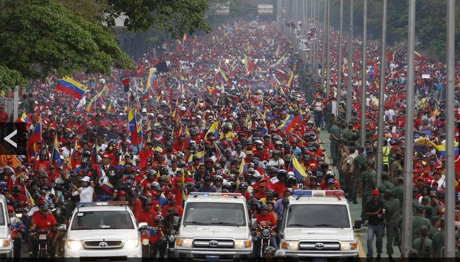 Người dân Venezuela trên đường phố Caracas hôm 15 tháng 3