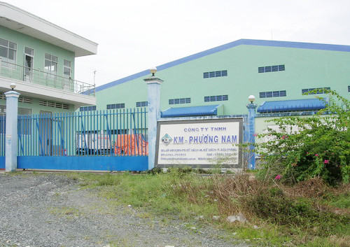  Nhà máy thủy sản KM Phương Nam nằm trên thửa đất rộng hơn 13.000 m2 mà ông Khoa nhận được ủy quyền từ cha mẹ ở Mỹ. Để xây dựng nhà máy KM Phương Nam, Ngân hàng Phát triển chi nhánh Sóc Trăng đã giải ngân cho Công ty KM Phương Nam khoảng 170 tỷ đồng xây dựng nhưng dự án này 