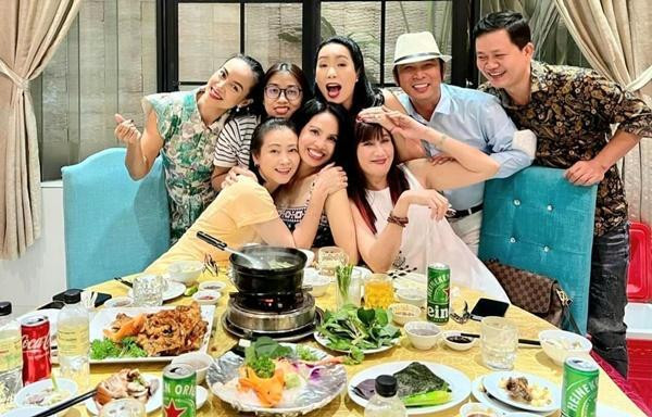 Hiền Mai bên các đồng nghiệp ở Việt Nam.