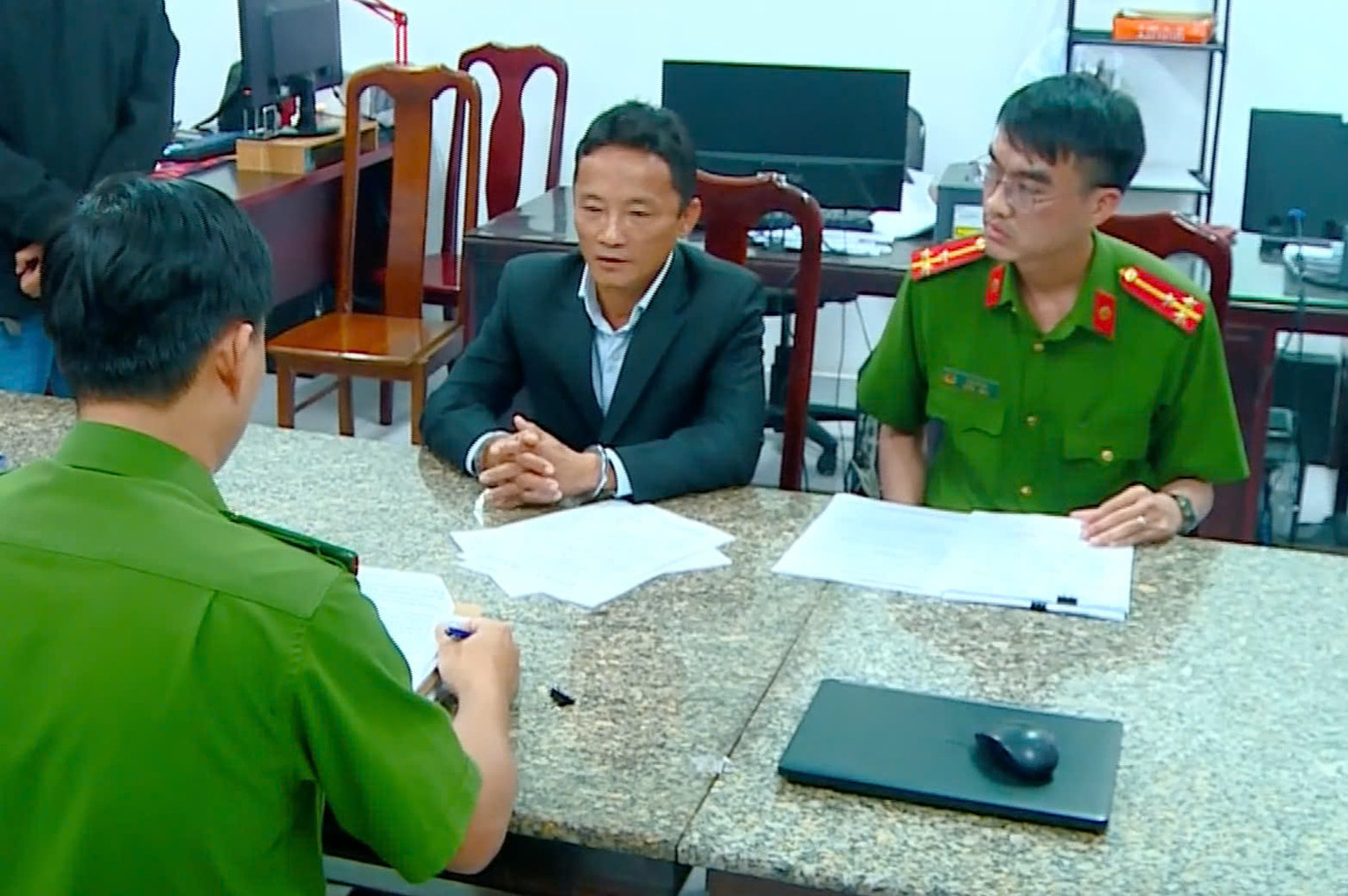 Bình "con" (giữa) từng có nhiều tiền án trong quá khứ. Ảnh: CACC.