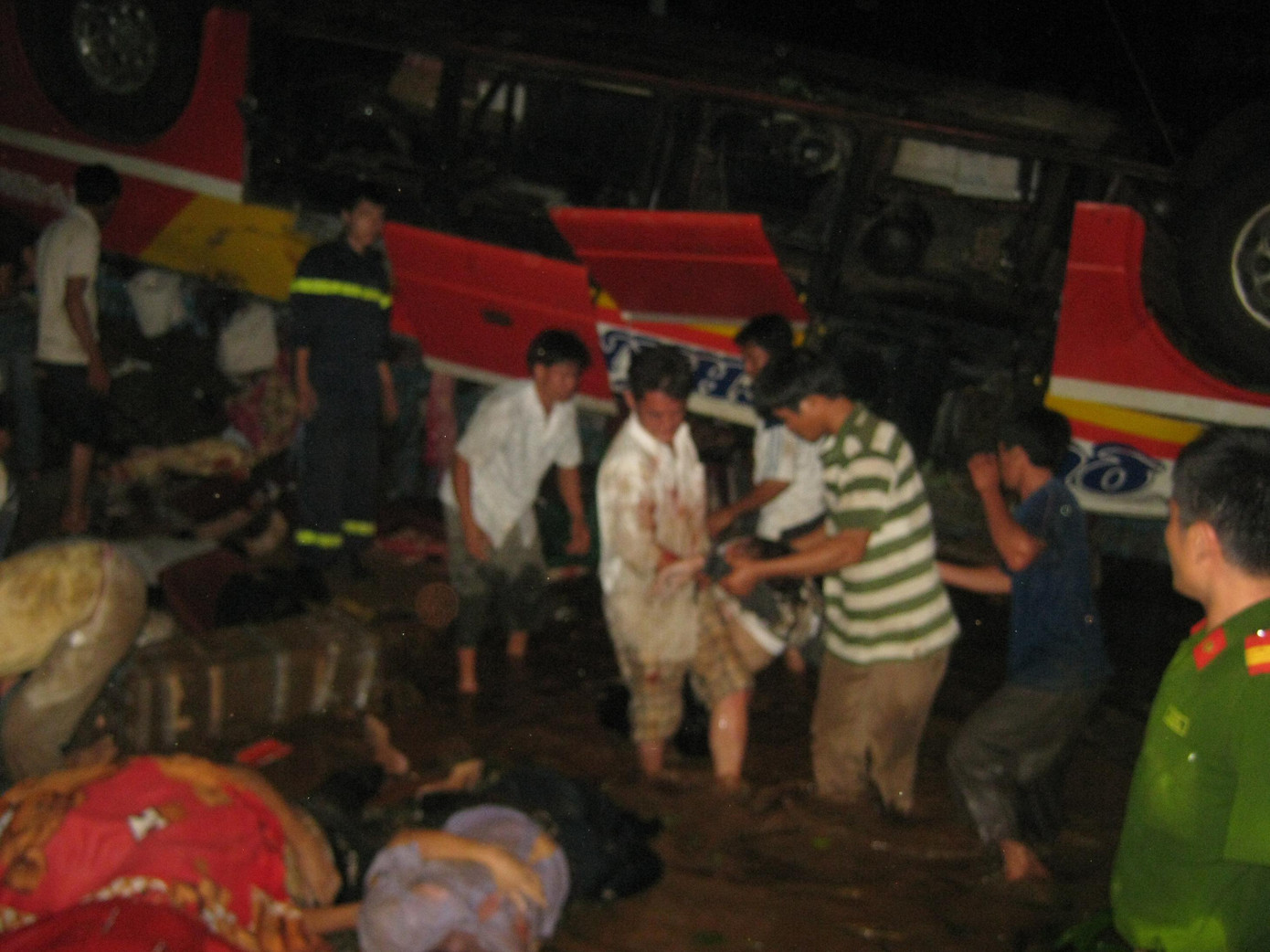 Một nạn nhân đã tử vong được đưa ra ngoài