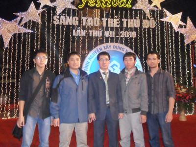 Anh Hải (ở giữa) cùng thành viên nhóm nghiên cứu