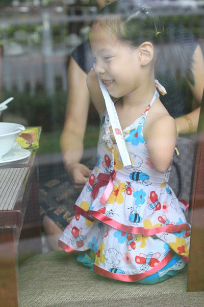 Cô bé còn tạo dáng và nở nụ cười tươi xinh, hồn nhiên để chụp hình