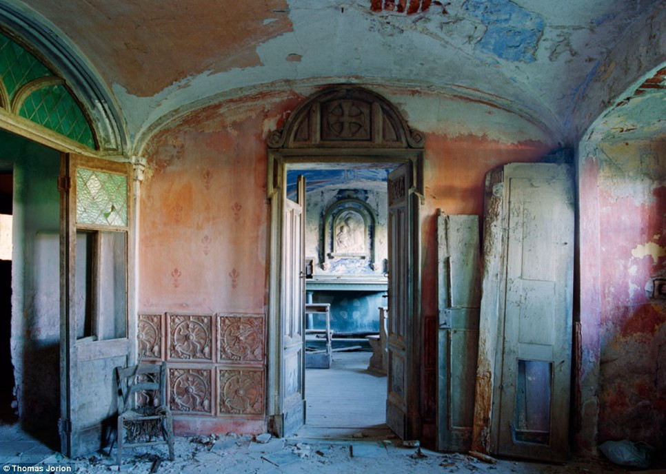 Hình ảnh cánh cửa trong ngôi biệt thử cổ này đã bị hư hỏng nặng