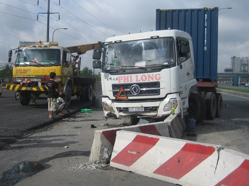 Xe đầu kéo tông dải phân cách. Xe đầu kéo tông dải phân cách