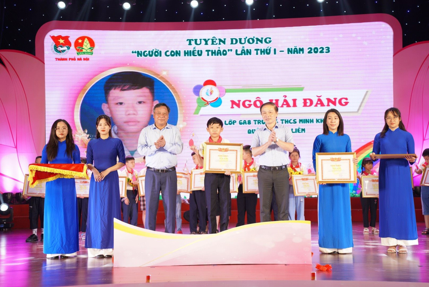 Phó Trưởng ban Thường trực ban Dân vận Trung ương Phạm Tất Thắng (bên phải) và Phó Bí thư Thành ủy Hà Nội Nguyễn Văn Phong trao tặng Bằng khen cho gương "Người con hiếu thảo". Phó Trưởng ban Thường trực ban Dân vận Trung ương Phạm Tất Thắng (bên phải) và Phó Bí thư Thành ủy Hà Nội Nguyễn Văn Phong trao tặng Bằng khen cho gương "Người con hiếu thảo".