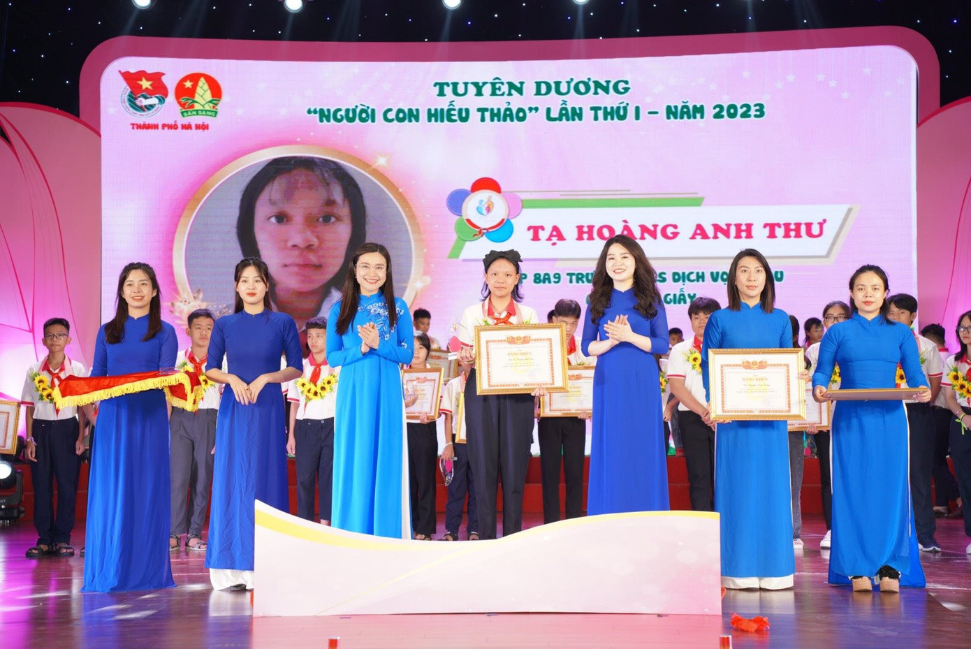 Chị Nguyễn Phạm Duy Trang, Bí thư T.Ư Đoàn, Chủ tịch Hội đồng Đội T.Ư (bên trái) và chị Chu Hồng Minh, Bí thư Thành Đoàn Hà Nội (bên phải) trao tặng phần thưởng cho tấm gương hiếu thảo Tạ Hoàng Anh Thư Chị Nguyễn Phạm Duy Trang, Bí thư T.Ư Đoàn, Chủ tịch Hội đồng Đội T.Ư (bên trái) và chị Chu Hồng Minh, Bí thư Thành Đoàn Hà Nội (bên phải) trao tặng phần thưởng cho tấm gương hiếu thảo Tạ Hoàng Anh Thư