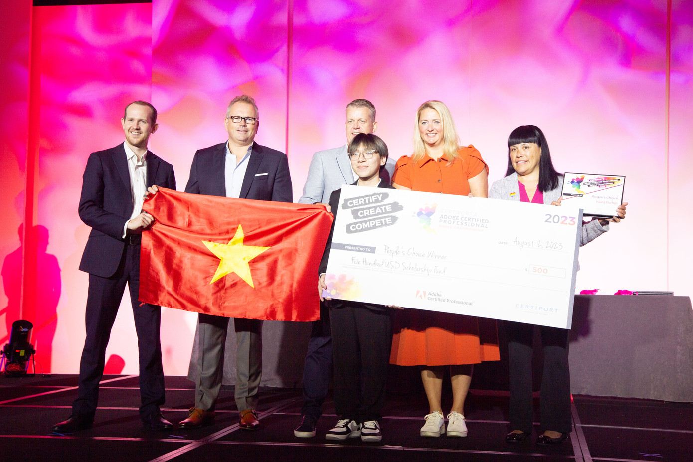 Ban tổ chức trao giải khán giả bình chọn cuộc thi ACPWC 2023 tặng Ngô Hoàng Phú (sinh viên ĐH Văn Lang)