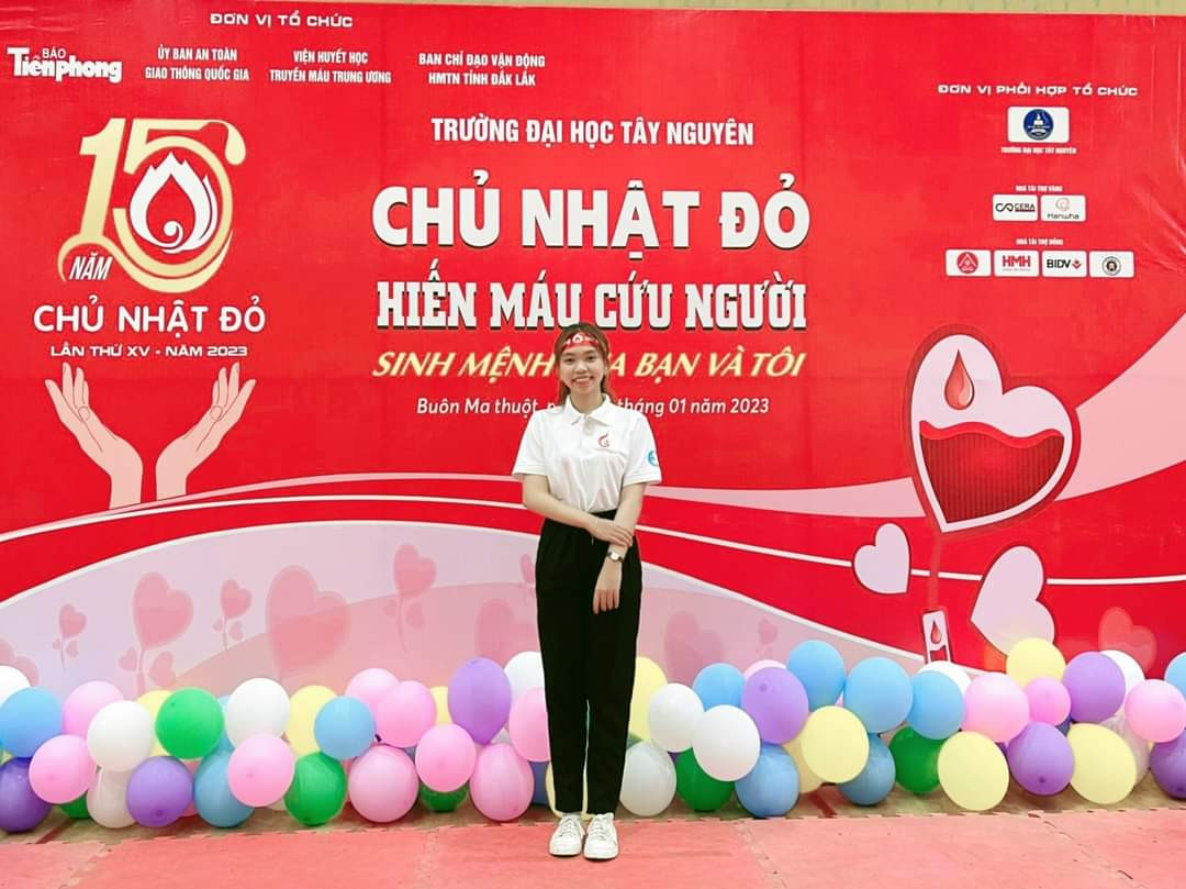 Huyền Trân trong một lần tham gia chương trình hiến máu Chủ nhật Đỏ do Báo Tiền Phong phối hợp với các đơn vị tổ chức