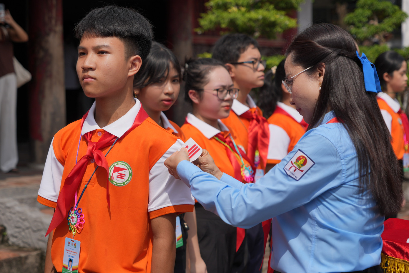 Chị Nguyễn Phạm Duy Trang, Bí thư T.Ư Đoàn, Chủ tịch Hội đồng Đội T.Ư trao cấp hiệu Chỉ huy Đội cho các đại biểu tại Liên hoan