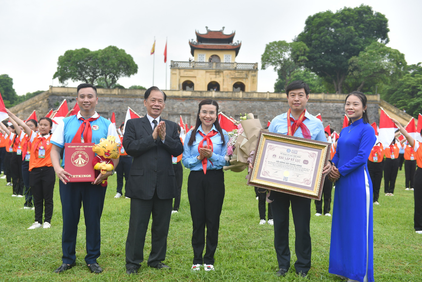 Tổ chức kỷ lục Việt Nam trao kỷ lục cho Hội đồng Đội Trung ương cho màn đồng diễn cờ Semaphore