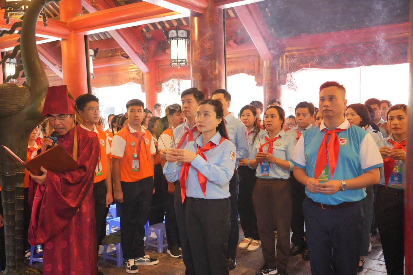 Chị Nguyễn Phạm Duy Trang, Bí thư T.Ư Đoàn, Chủ tịch Hội đồng Đội T.Ư cùng các đại biểu làm lễ tại Văn Miếu Quốc Tử Giám