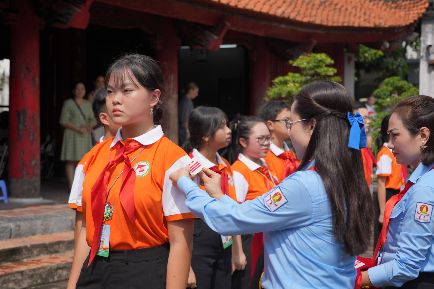 Chị Nguyễn Phạm Duy Trang, Bí thư T.Ư Đoàn, Chủ tịch Hội đồng Đội T.Ư trao cấp hiệu Chỉ huy Đội cho các đại biểu tại Liên hoan