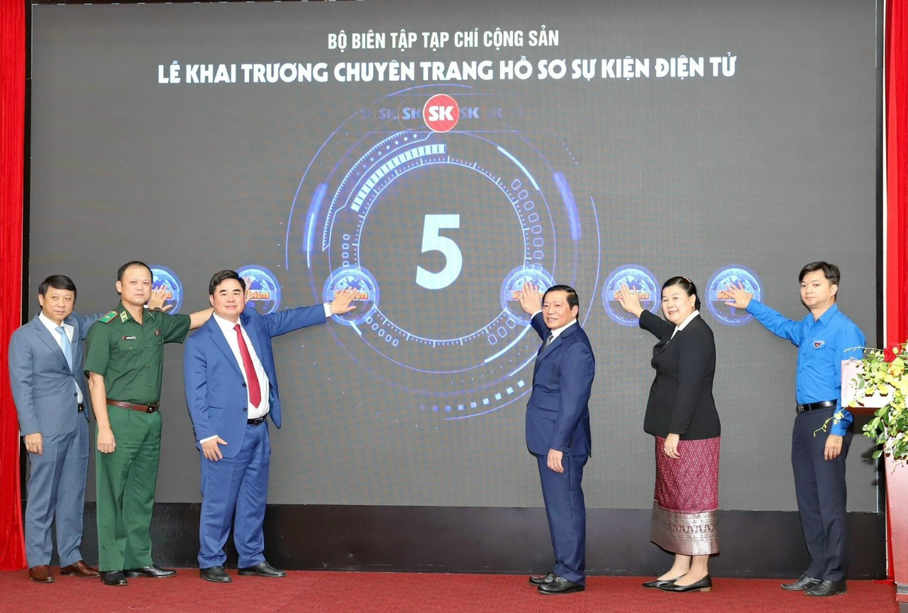 Các đại biểu nhấn nút ra mắt chuyên trang Hồ sơ sự kiện điện tử