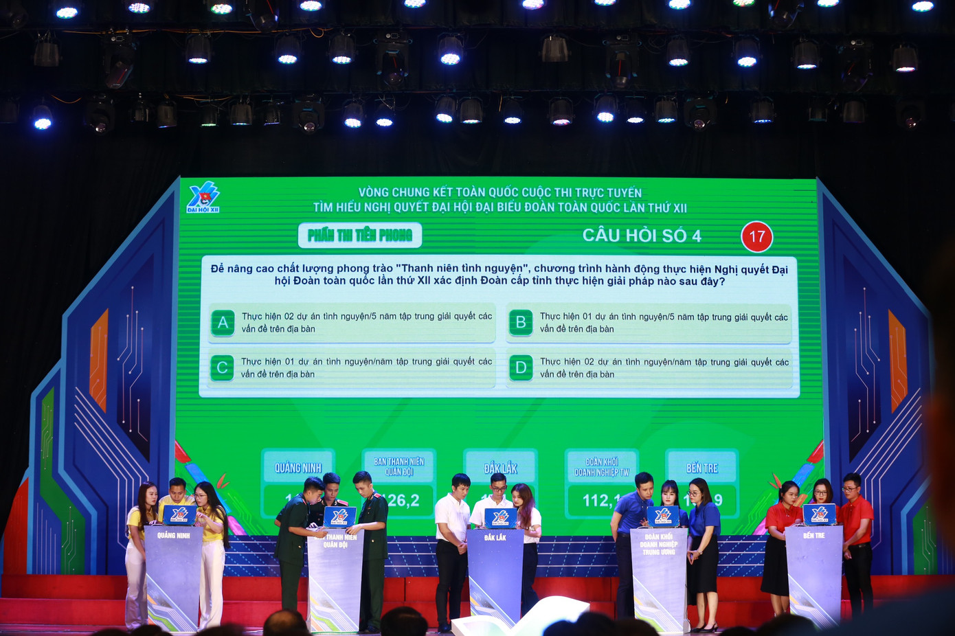 5 đội xuất sắc tranh tài tại vòng chung kết. Ảnh: Bảo Anh