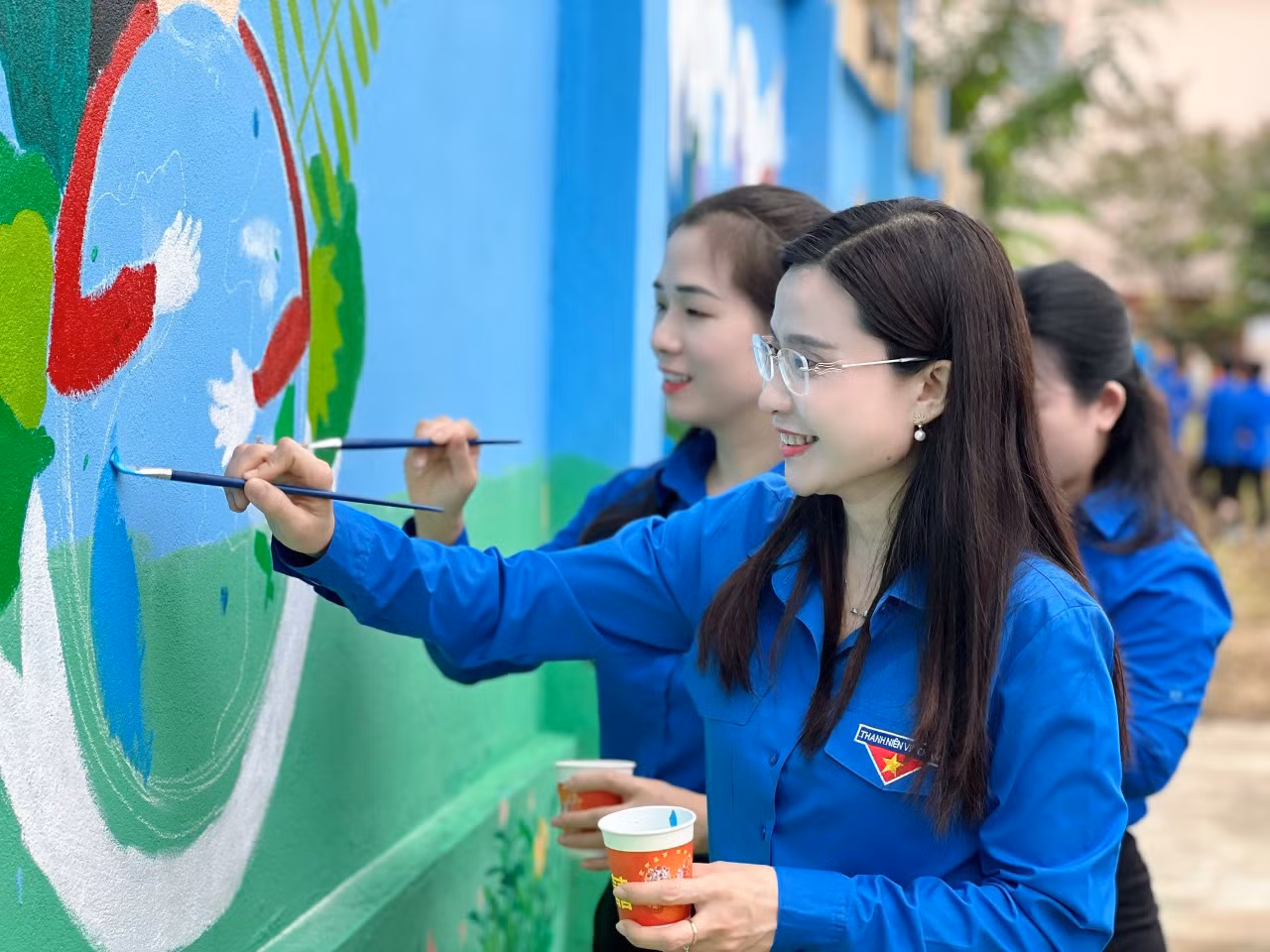 Chị Nguyễn Phạm Duy Trang - Bí thư T.Ư Đoàn, Chủ tịch Hội đồng Đội T.Ư; chị Dương Minh Nguyệt - Bí thư Tỉnh Đoàn Tuyên Quang, cùng các đại biểu tham gia hoạt động hưởng ứng sau lễ ra quân