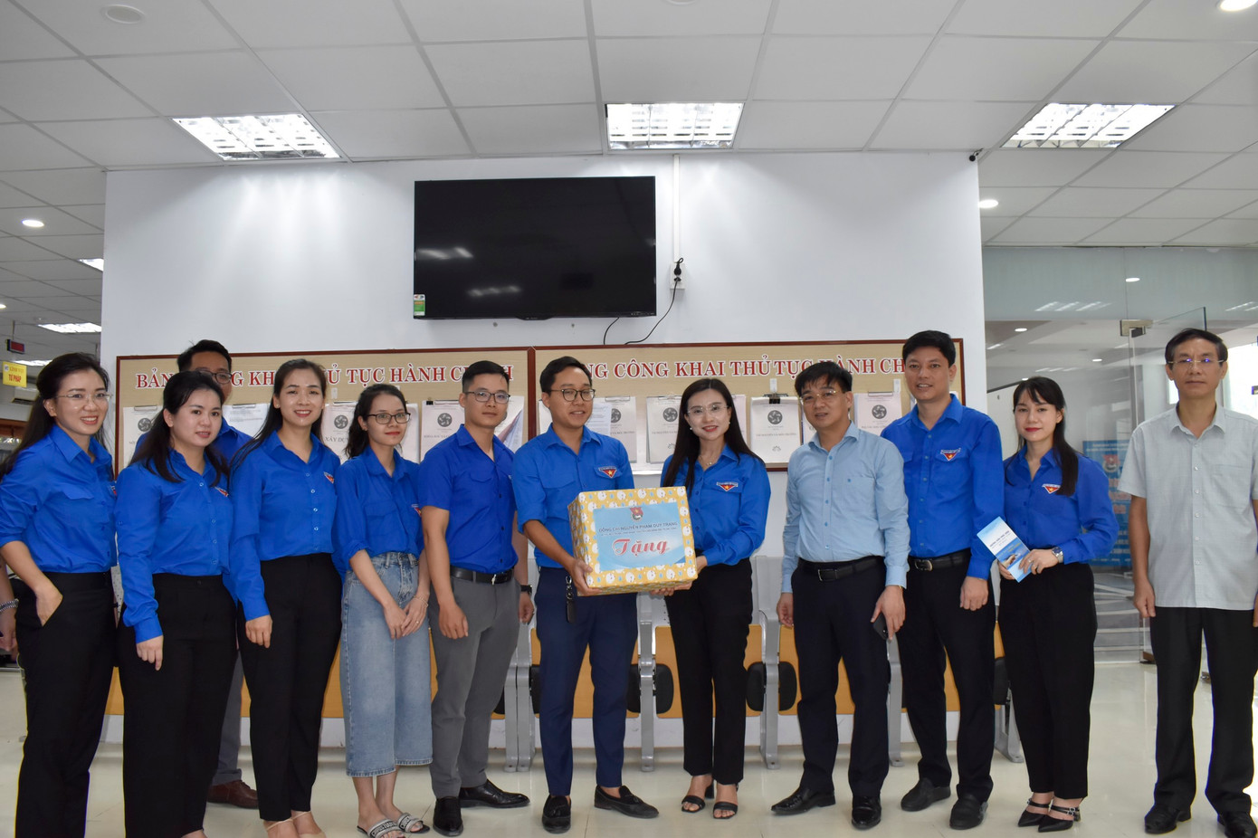 Các đại biểu thăm đội hình thanh niên tình nguyện hỗ trợ người dân thực hiện dịch vụ công trực tuyến, giải quyết thủ tục hành chính. Các đại biểu thăm đội hình thanh niên tình nguyện hỗ trợ người dân thực hiện dịch vụ công trực tuyến, giải quyết thủ tục hành chính.