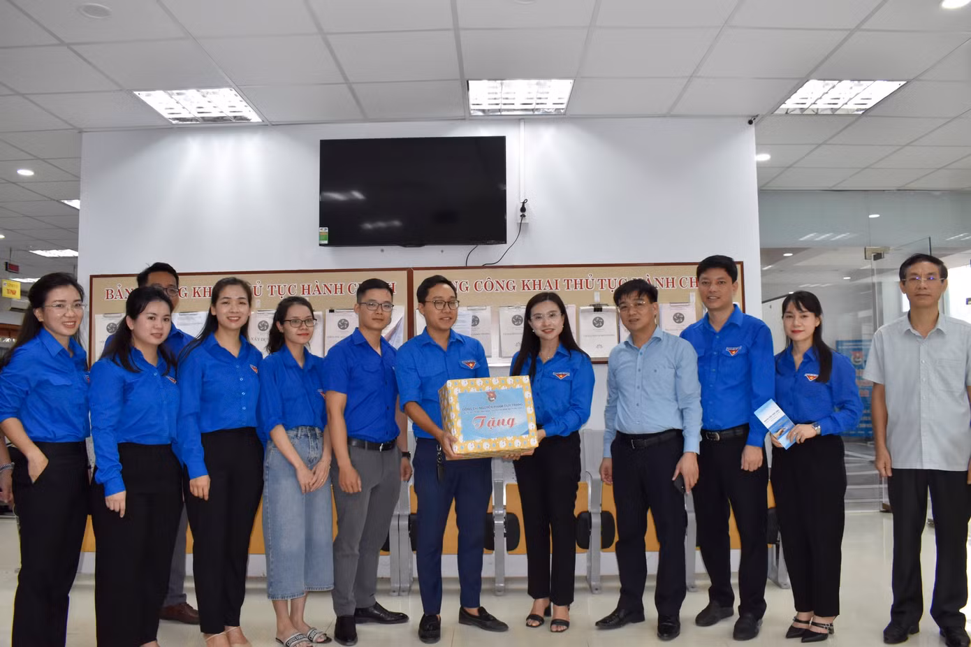 Các đại biểu thăm đội hình thanh niên tình nguyện hỗ trợ người dân thực hiện dịch vụ công trực tuyến, giải quyết thủ tục hành chính.
