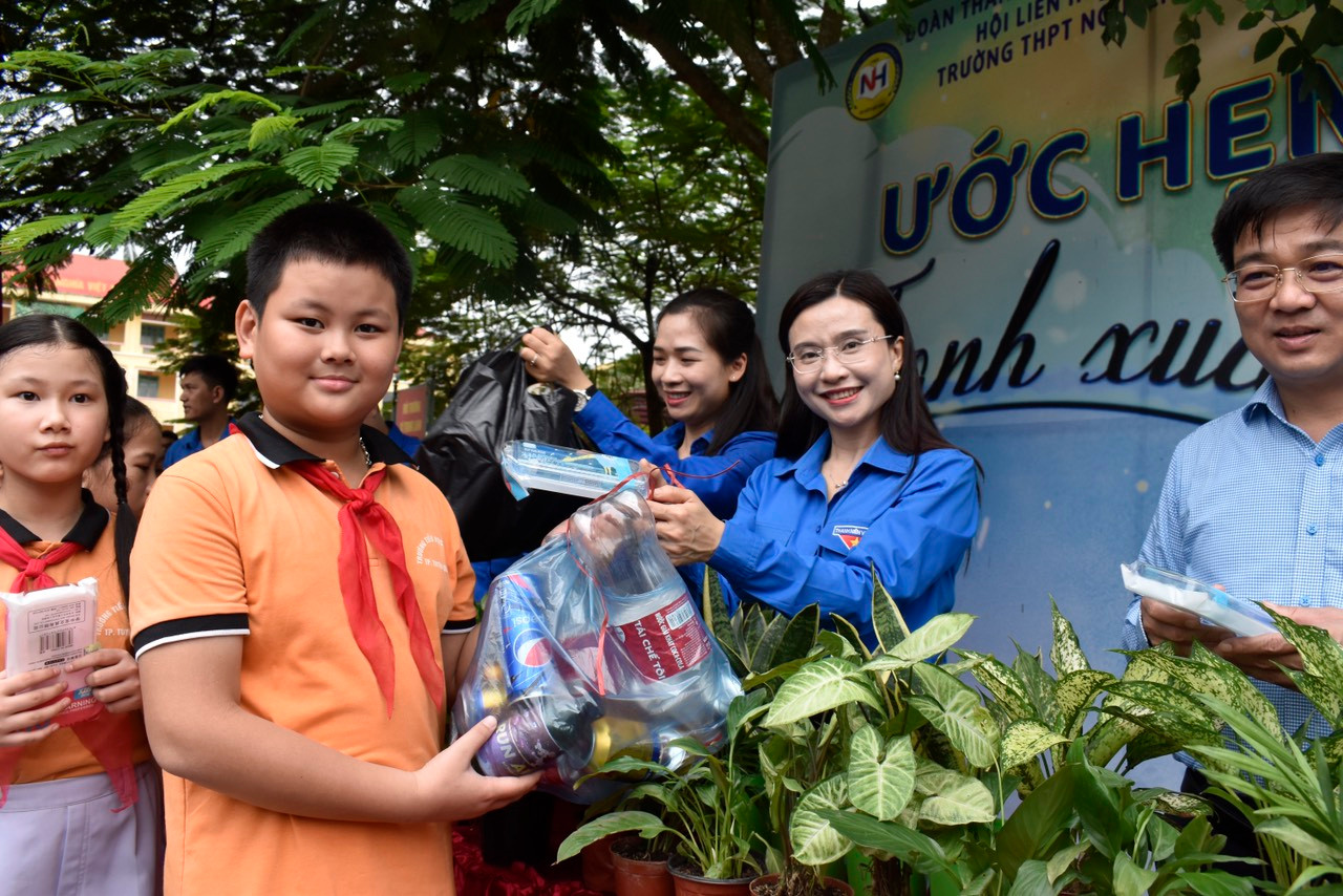 Chị Nguyễn Phạm Duy Trang - Bí thư T.Ư Đoàn, Chủ tịch Hội đồng Đội T.Ư; chị Dương Minh Nguyệt - Bí thư Tỉnh Đoàn Tuyên Quang, cùng các đại biểu tham gia hoạt động hưởng ứng sau lễ ra quân Chị Nguyễn Phạm Duy Trang - Bí thư T.Ư Đoàn, Chủ tịch Hội đồng Đội T.Ư; chị Dương Minh Nguyệt - Bí thư Tỉnh Đoàn Tuyên Quang, cùng các đại biểu tham gia hoạt động hưởng ứng sau lễ ra quân