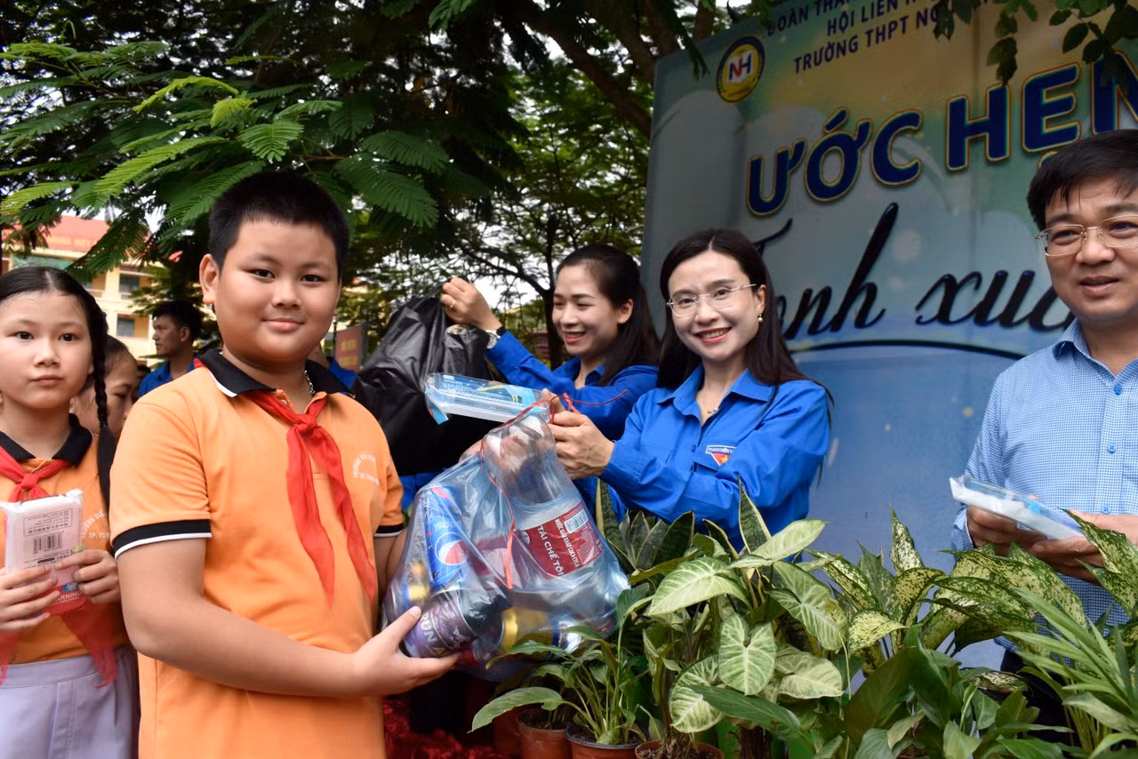 Chị Nguyễn Phạm Duy Trang - Bí thư T.Ư Đoàn, Chủ tịch Hội đồng Đội T.Ư; chị Dương Minh Nguyệt - Bí thư Tỉnh Đoàn Tuyên Quang, cùng các đại biểu tham gia hoạt động hưởng ứng sau lễ ra quân