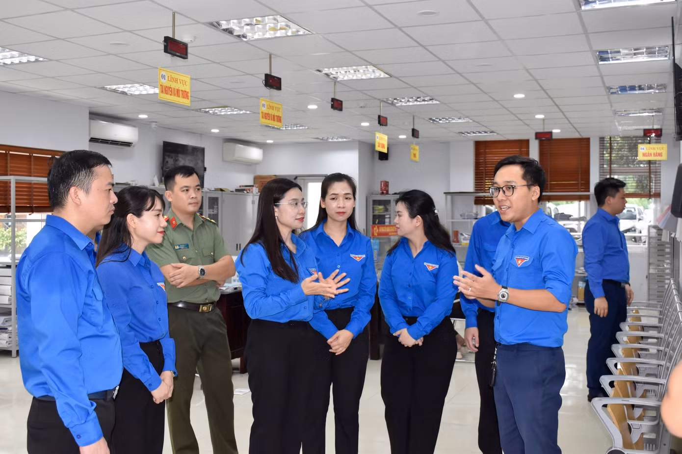 Các đại biểu thăm đội hình thanh niên tình nguyện hỗ trợ người dân thực hiện dịch vụ công trực tuyến, giải quyết thủ tục hành chính.