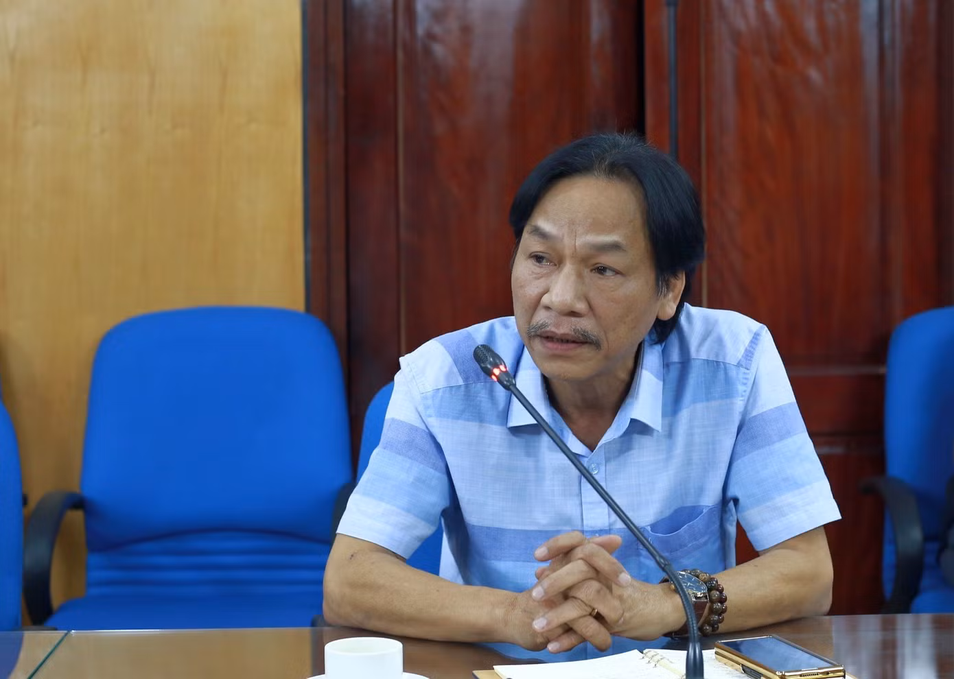 Nhà báo Lê Minh Toản, Phó Tổng Biên tập Báo Tiền Phong trao đổi tại cuộc họp
