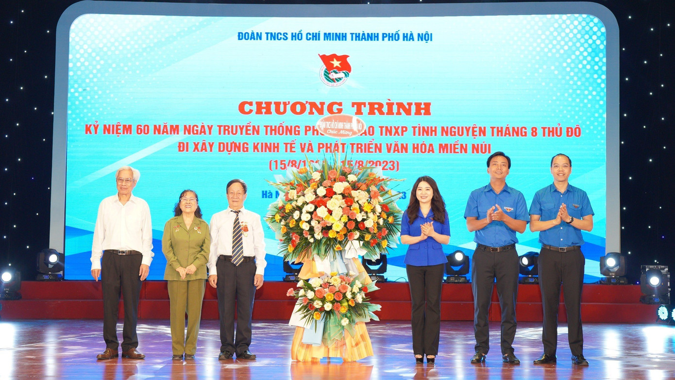 Thành Đoàn Hà Nội tặng hoa chúc mừng 60 năm phong trào TNXP tình nguyện Tháng 8 Thủ đô