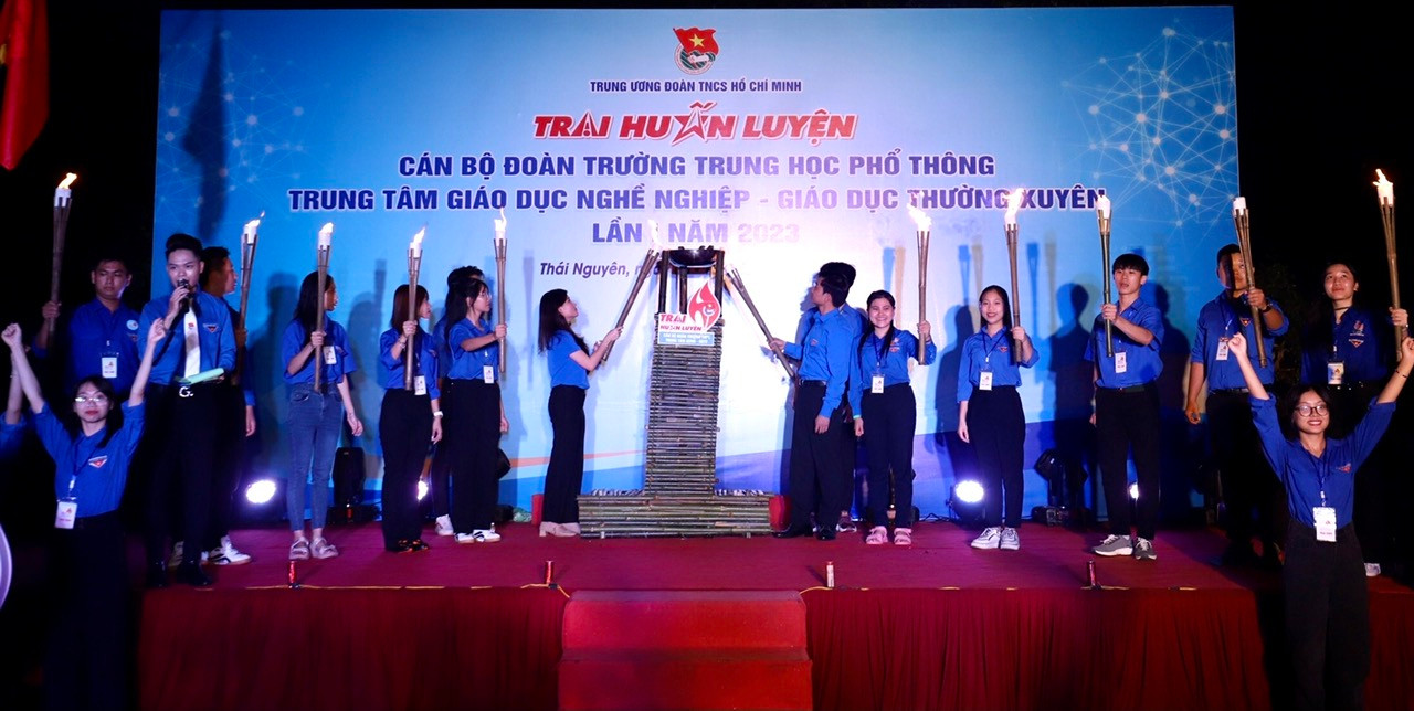 Các đại biểu thực hiện nghi thức khai mạc Trại huấn luyện