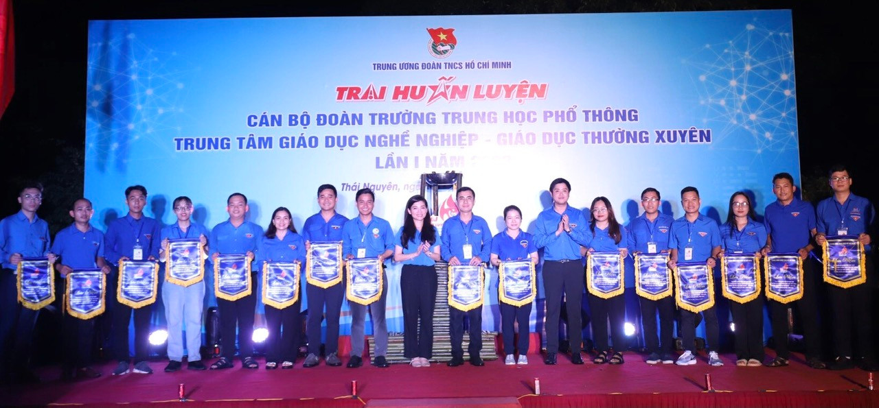 Chị Hồ Hồng Nguyên - Trưởng Ban Thanh niên Trường học Trung ương Đoàn, Phó Chủ tịch thường trực T.Ư Hội SVVN Trưởng Ban Tổ chức Trại huấn luyện trao cờ cho các đơn vị tham gia Trại huấn luyện