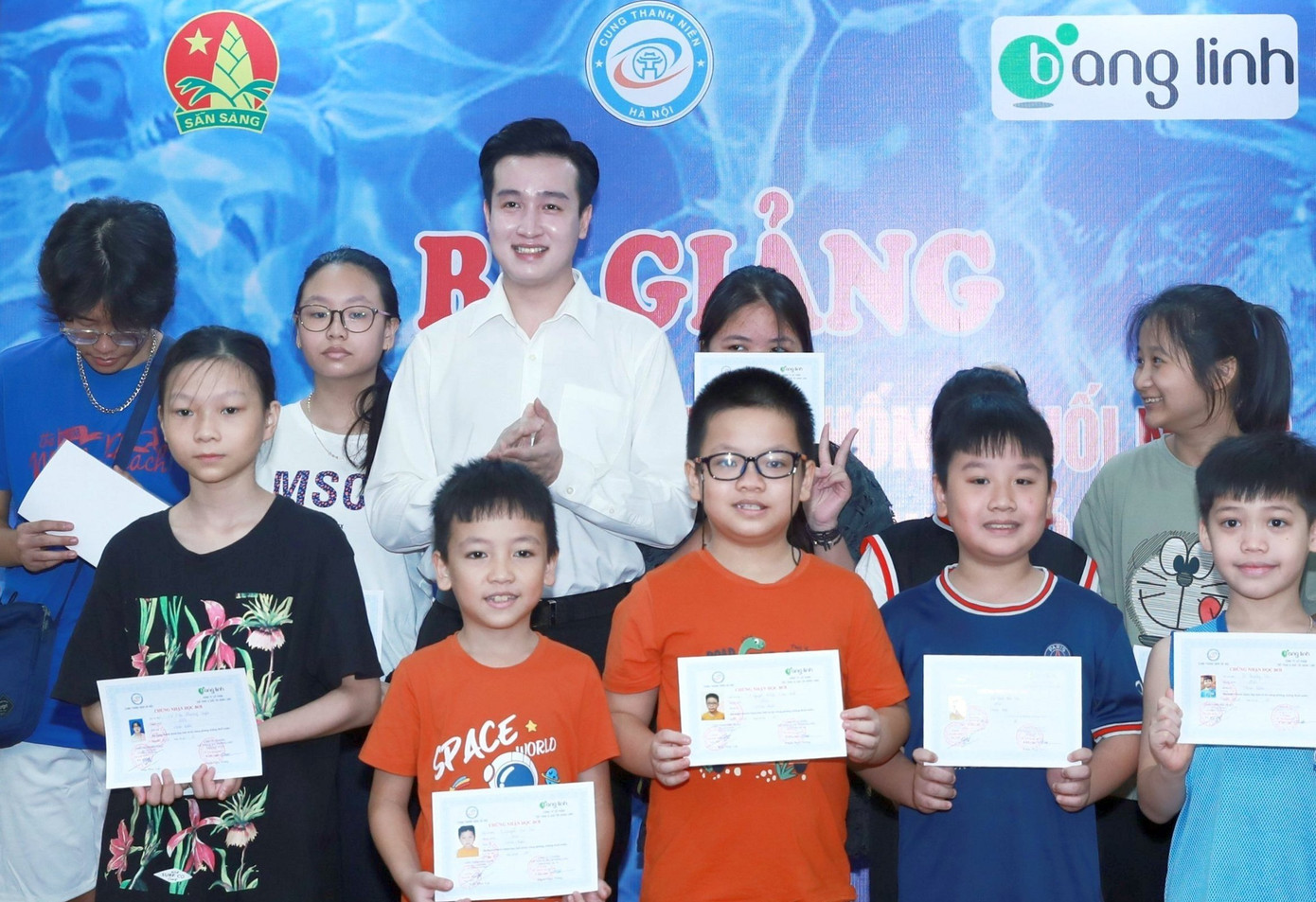 Anh Đào Đức Việt - Phó Bí thư Thành Đoàn Hà Nội trao chứng nhận bơi cho các em học sinh đủ điều kiện hoàn thành khoá học.