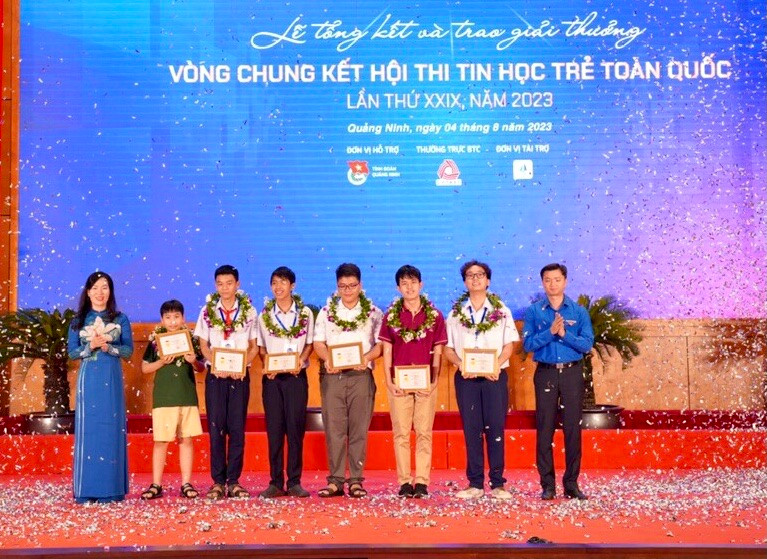 Anh Nguyễn Minh Triết, Bí thư T.Ư Đoàn, Chủ tịch T.Ư Hội SVVN trao giải Nhất cho 6 thí sinh xuất sắc nhất hội thi